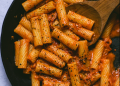 Eigene Sauce mit cremiger Tomatensauce gekochte Pasta