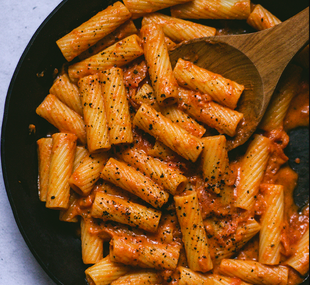 Eigene Sauce mit cremiger Tomatensauce gekochte Pasta