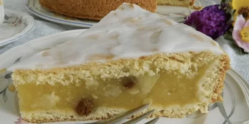 Gedeckter Apfelmuskuchen