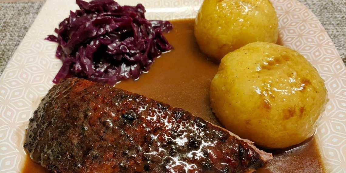 Entenbraten mit Apfelrotkohl und Kartoffelknödel