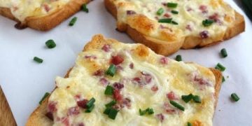 FLAMMKUCHEN TOAST MIT SPECK UND ZWIEBELN