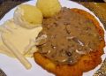 Schnitzel mit frischen braunen Champignons in Rahmsoße Spargelköpfe in Hollandaise und Kartoffelklöse