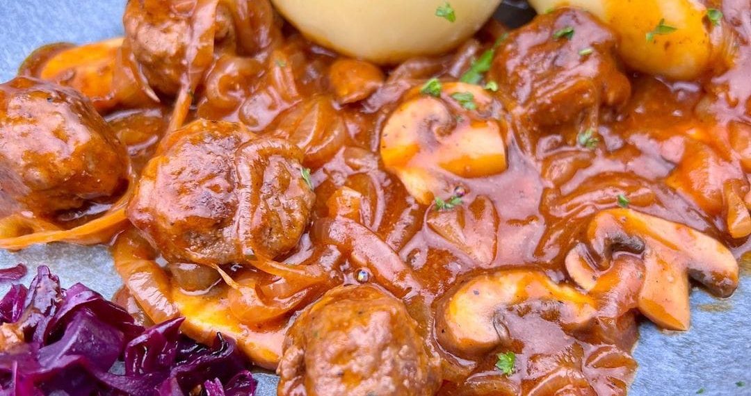Hackbällchen in deftiger Zwiebel-Champignon Soße