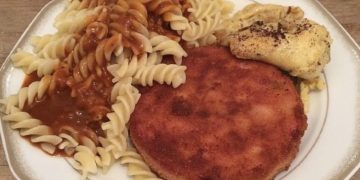 DDR Makkaroni mit Tomatensoße und Jägerschnitzel