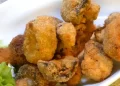 Panierte Champignons und Kräuterquark