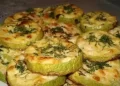 Zucchinischeiben mit Knoblauch und saurer Sahne überbacken