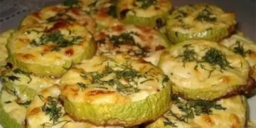 Zucchinischeiben mit Knoblauch und saurer Sahne überbacken