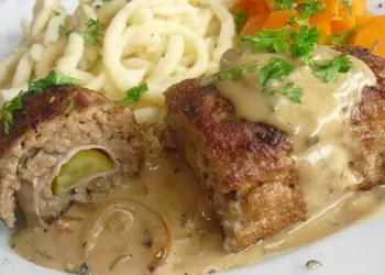  Hackröllchen in Zwiebelsoße