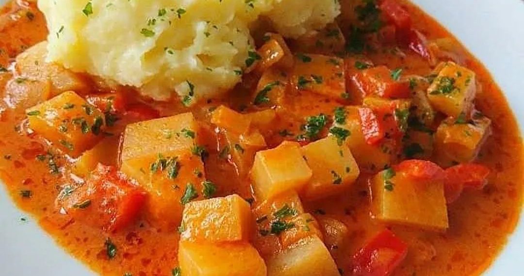 Kohlrabi in Tomatensahne Sauce mit Kartoffelpüree 