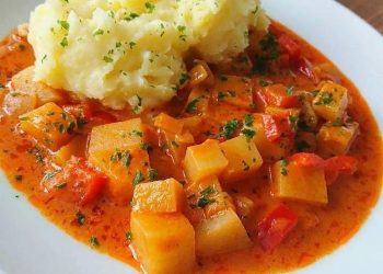 Kohlrabi in Tomatensahne Sauce mit Kartoffelpüree 