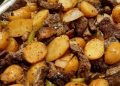 knoblauchbuttersteak und kartoffelpfanne