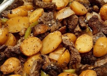 knoblauchbuttersteak und kartoffelpfanne