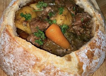 Rindereintopf in einer Brotschüssel