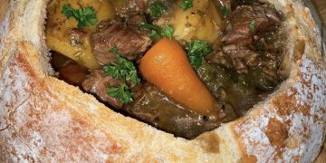 Rindereintopf in einer Brotschüssel