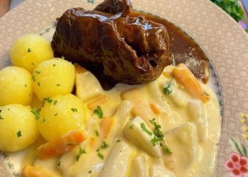 Rouladen Klöße und Kohlrabi Karotten