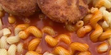 DDR Jägerschnitzel mit Nudeln und Tomatensoße