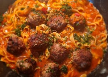 Spaghetti mit einer Tomaten Hackbällchen Soße