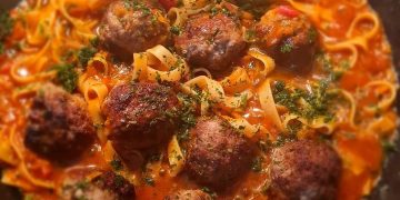 Spaghetti mit einer Tomaten Hackbällchen Soße