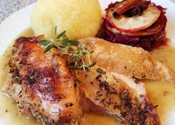 Putenbraten mit Kartoffelknödel und Apfelblaukraut