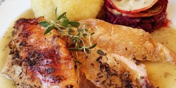 Putenbraten mit Kartoffelknödel und Apfelblaukraut