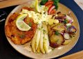 Schnitzel mit Spargel und Bratkartoffeln