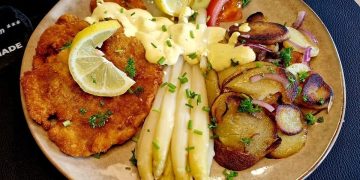 Schnitzel mit Spargel und Bratkartoffeln