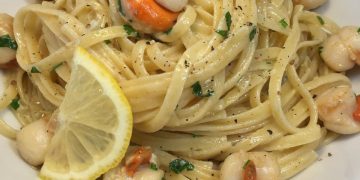 Cremige Garnelen-Fettuccine-Nudeln mit hausgemachter Alfredo-Sauce