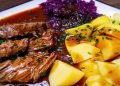  Rinderburgunderbraten mit Kartoffeln und rotkohl