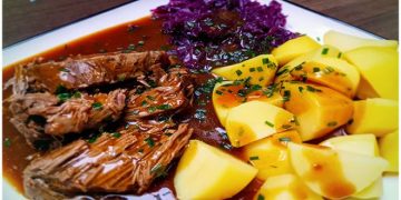  Rinderburgunderbraten mit Kartoffeln und rotkohl