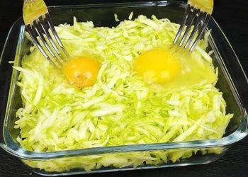 Zucchini und zwei Eier, köstliches Mittagessen mit 3 Zutaten