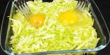 Zucchini und zwei Eier, köstliches Mittagessen mit 3 Zutaten