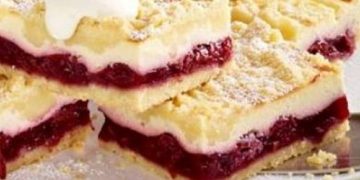 Käse-Streuselkuchen vom Blech mit Kirschkompott