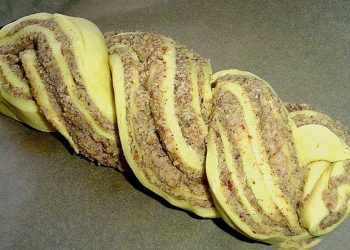 Rezept aus Uromas Kochbuch, Fluffiger, saftiger Nusszopf