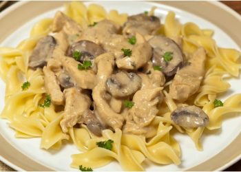 Fettuccine mit Hähnchenbrust, Knoblauch und Pilzen