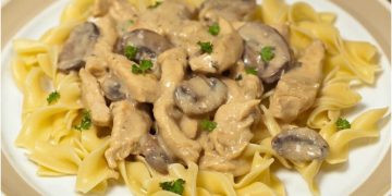 Fettuccine mit Hähnchenbrust, Knoblauch und Pilzen