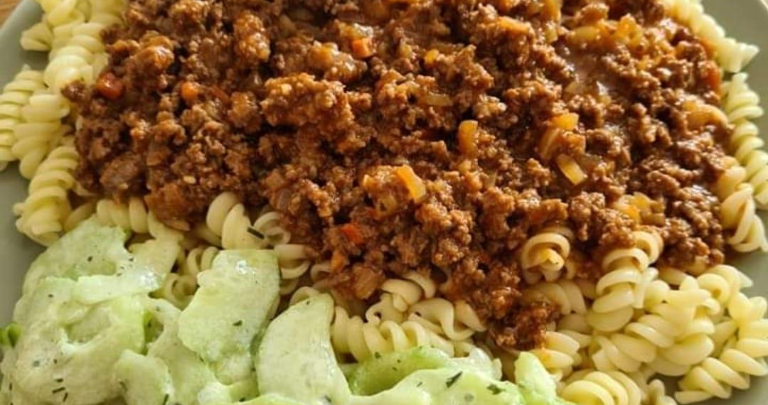 Bolognese mit Nudeln und Gurkensalat