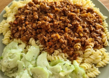 Bolognese mit Nudeln und Gurkensalat