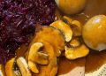 Schweinebraten mit Rotkohl und Knödeln