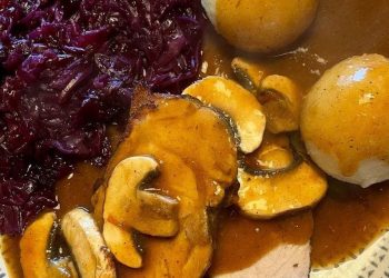 Schweinebraten mit Rotkohl und Knödeln