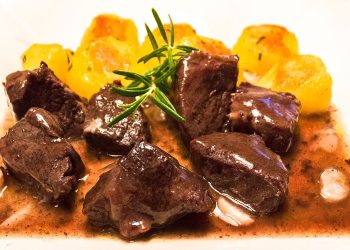 Rindfleisch mit Senf geschmort