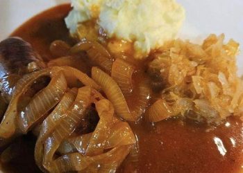 Bratwurst an Zwiebelsauce mit Kartoffelpüree