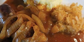 Bratwurst an Zwiebelsauce mit Kartoffelpüree