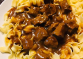Gulasch mit Nudeln