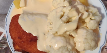 Kartoffeln mit Blumenkohl, holländischer Soße und Hähnchen Cordon Bleu