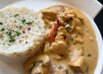 Hähnchengeschnetzeltes mit Paprika und Champingions und Reis dazu Gurkensalat