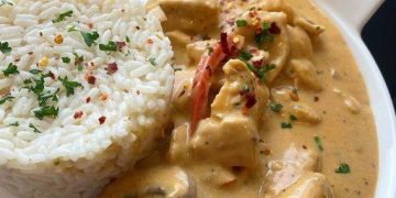 Hähnchengeschnetzeltes mit Paprika und Champingions und Reis dazu Gurkensalat