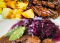 Rinderburgunderbraten mit Kartoffeln und rotkohl