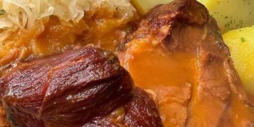 Kassler mit Sauerkraut und Kartoffeln