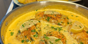 HÜHNERFILET UND SAHNESAUCE MIT KNOBLAUCH, ZITRONE UND PARMESAN