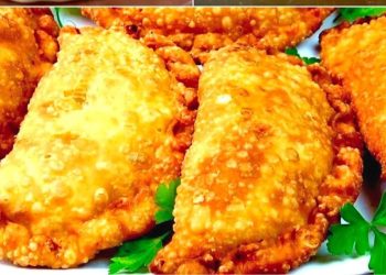 Mit Kartoffeln und Speck gefüllte Knödel: das Rezept für ein leckeres und schmackhaftes Abendessen